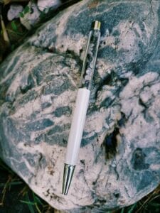 stylo blanc en pierre naturelle de quartz et grenat fait main à Montauban