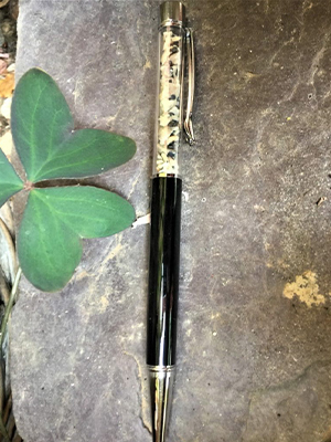 stylo noir en pierre de jaspe dalmatien fait main par l'âme du cristal à Montauban