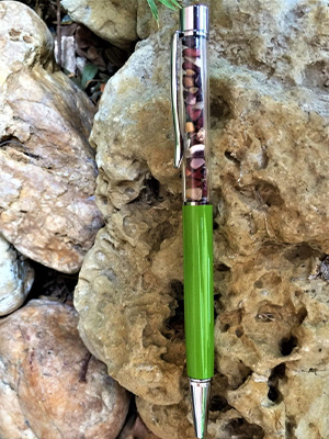 stylo vert en pierre de mokaïte fait main par l'âme du cristal à Montauban