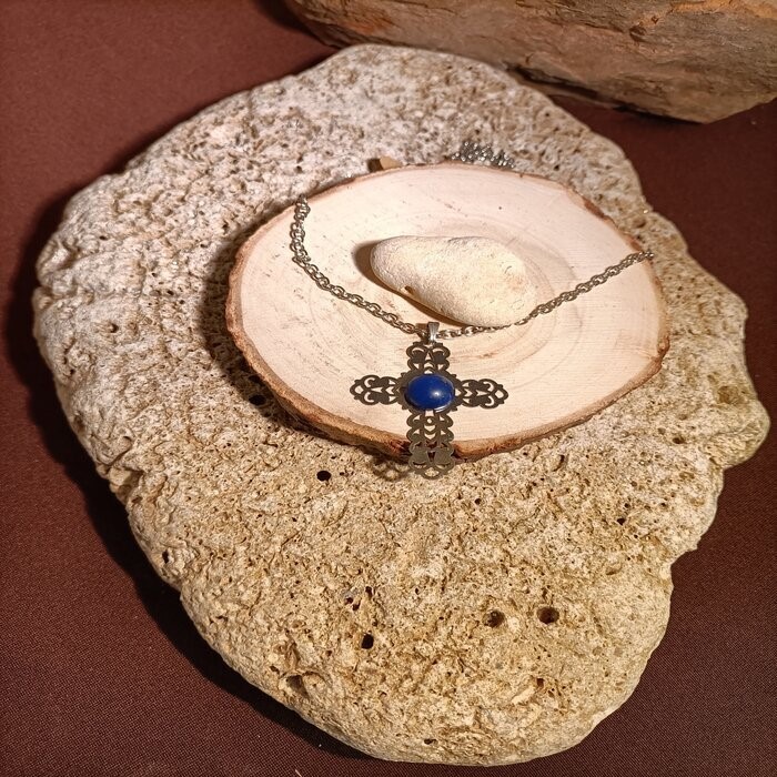 collier avec croix en lapis-lazuli et support inox fait main par l'âme du cristal à Montauban